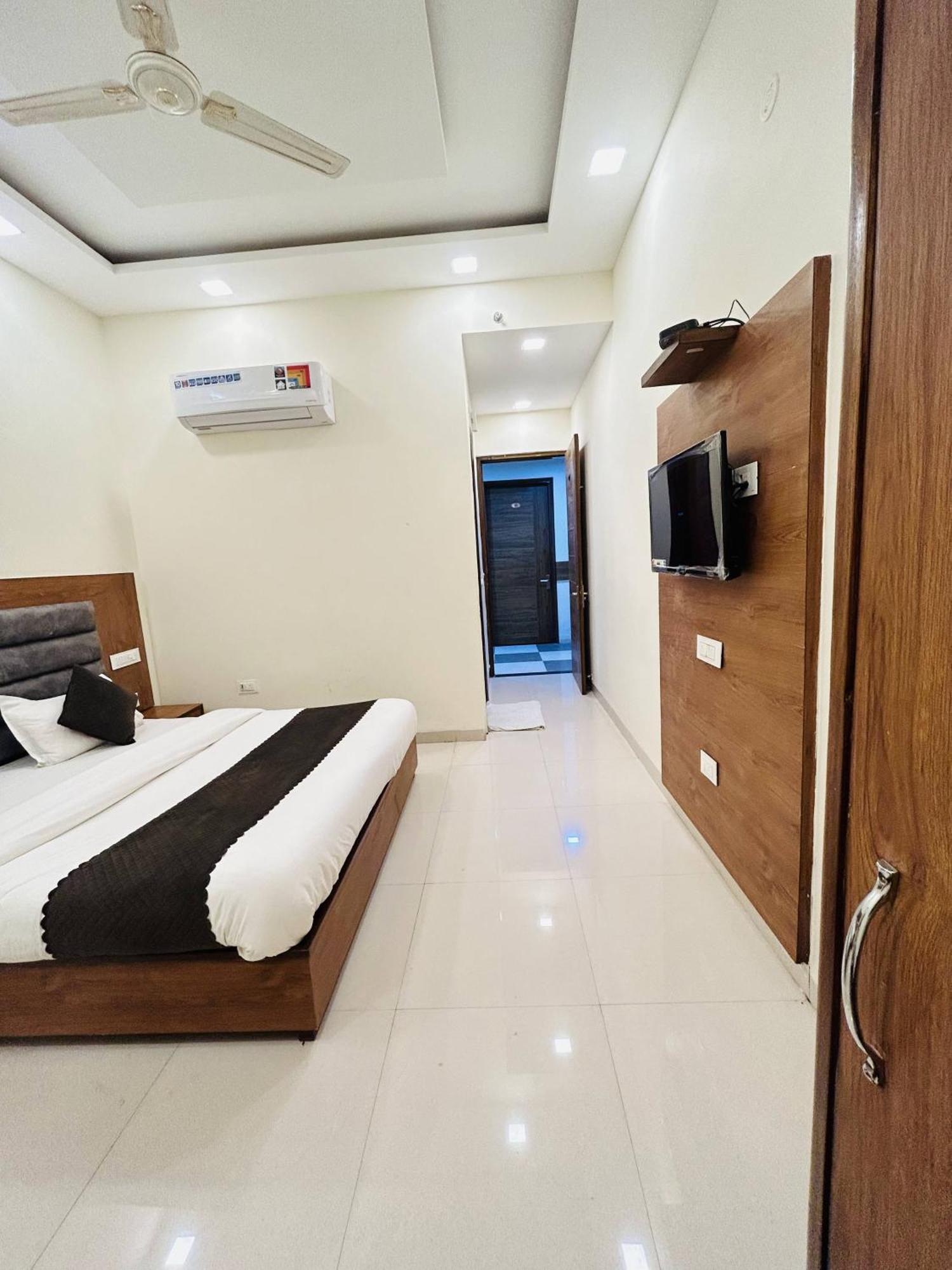 Hotel Woodlark Zirakpur Chandigarh !! Top Rated & Most Awarded Properties In Tricity !! Exterior photo