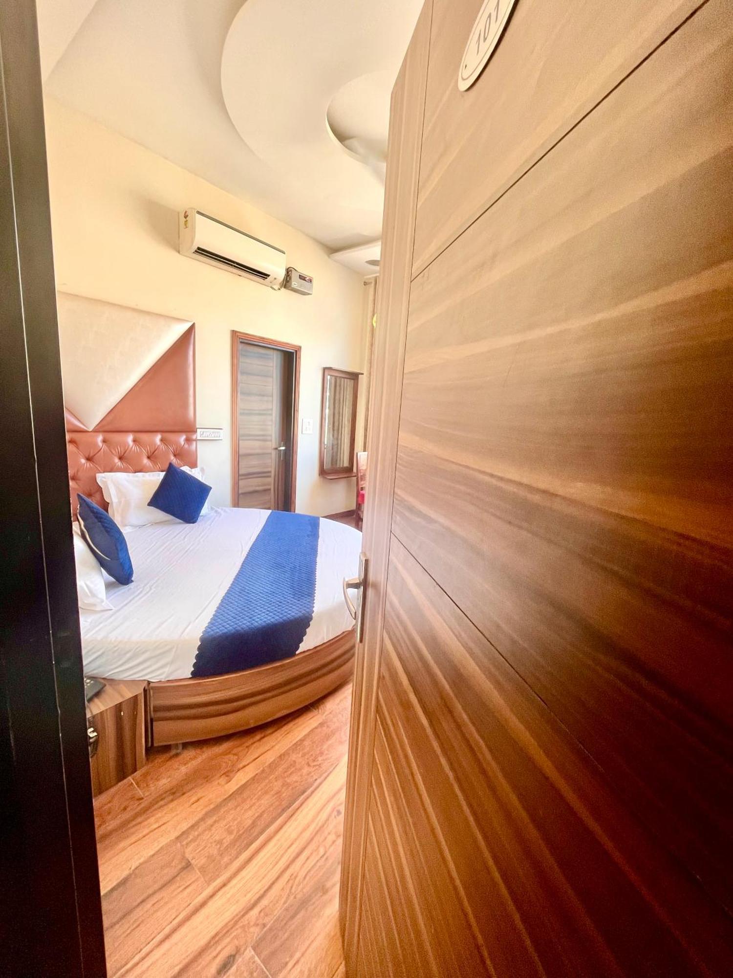 Hotel Woodlark Zirakpur Chandigarh !! Top Rated & Most Awarded Properties In Tricity !! Exterior photo