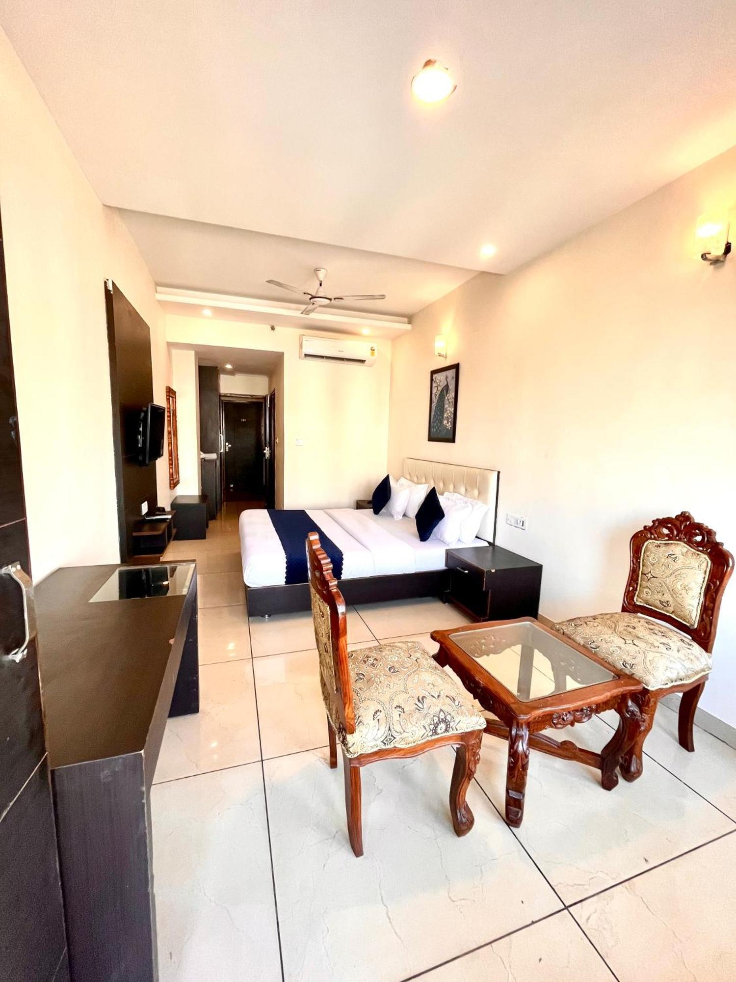 Hotel Woodlark Zirakpur Chandigarh !! Top Rated & Most Awarded Properties In Tricity !! Exterior photo